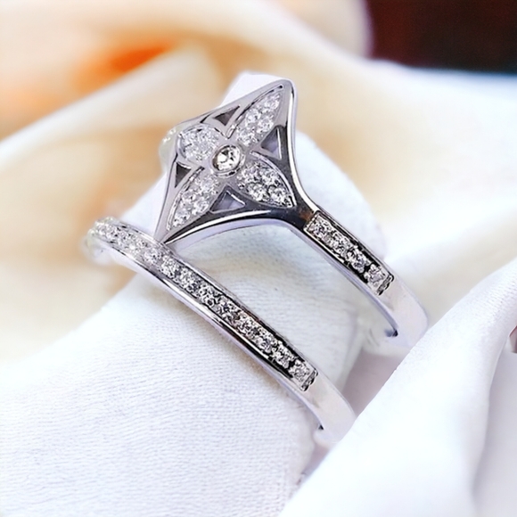 Silver Luxury Four Leaf Clover Pave Zircon Ring - Picture 4 of 5